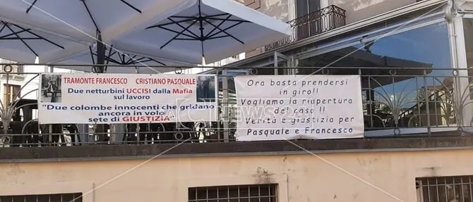 «Il caso sia riaperto»: striscioni a Lamezia per i due netturbini uccisi