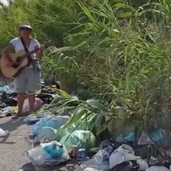 Chitarra e voce tra i rifiuti a Vibo: il video diventa virale