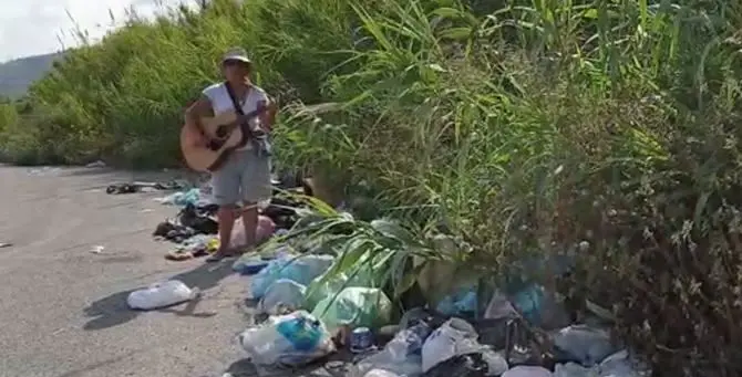 Chitarra e voce tra i rifiuti a Vibo: il video diventa virale