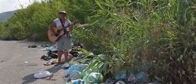 Chitarra e voce tra i rifiuti a Vibo: il video diventa virale