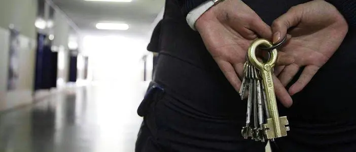 In carcere come in hotel 5 stelle: pizzini, alcol e droga, ecco come agivano gli agenti infedeli