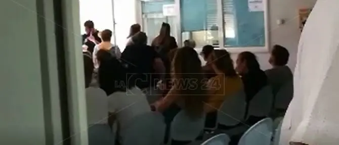 Tre in malattia e uno in ferie: caos al Cup dell’ospedale di Reggio