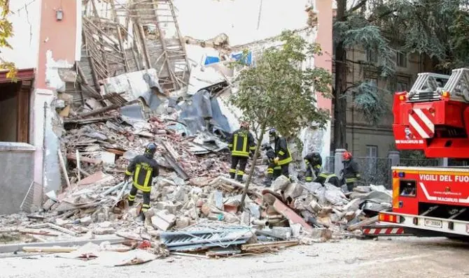 Gorizia, crolla una palazzina dopo un'esplosione: tre morti