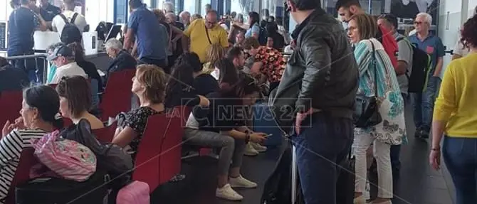 Uccello colpisce un aereo a Lamezia, passeggeri bloccati nello scalo