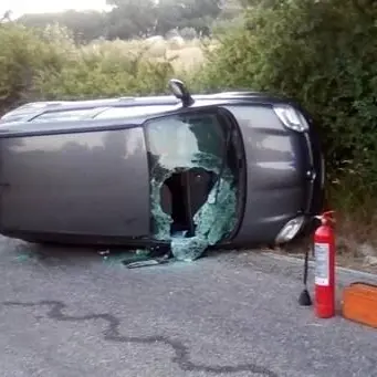 Perde il controllo dell'auto e finisce fuori strada, ferito