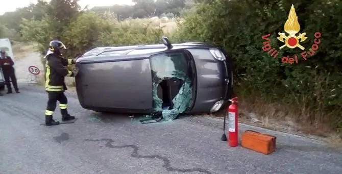 Perde il controllo dell'auto e finisce fuori strada, ferito