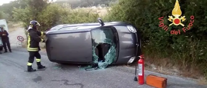 Perde il controllo dell'auto e finisce fuori strada, ferito