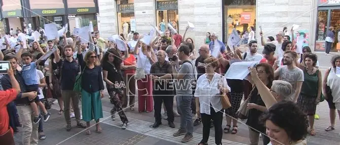 Cosenza, sventolio di pagelle in ricordo del 14enne morto in mare con i voti in tasca