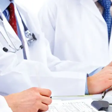 Si faceva sostituire da un medico pensionato e invalido, denunciati