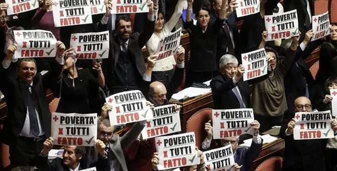 Manovra, arriva il Sì del Senato. Ma è scontro in aula