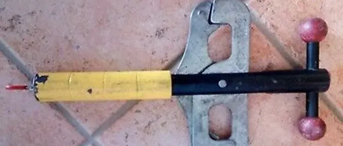 Aggredisce un uomo con un blocca pedali, arrestato 27enne