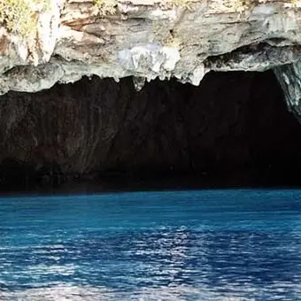 Isola Dino, gli ambientalisti: «Visitate la Grotta azzurra con barche a remi»