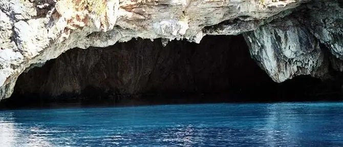 Isola Dino, gli ambientalisti: «Visitate la Grotta azzurra con barche a remi»