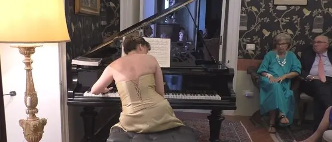 Musica e matematica, la “concertista aristotelica” suona Liszt ad Amantea