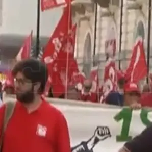 “Ripartiamo dal Sud per unire il Paese”. A Reggio Calabria il corteo di Cgil, Cisl e Uil