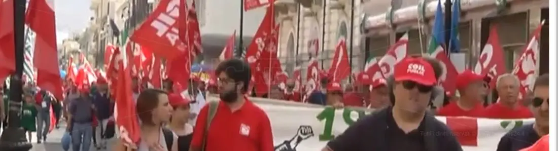 “Ripartiamo dal Sud per unire il Paese”. A Reggio Calabria il corteo di Cgil, Cisl e Uil