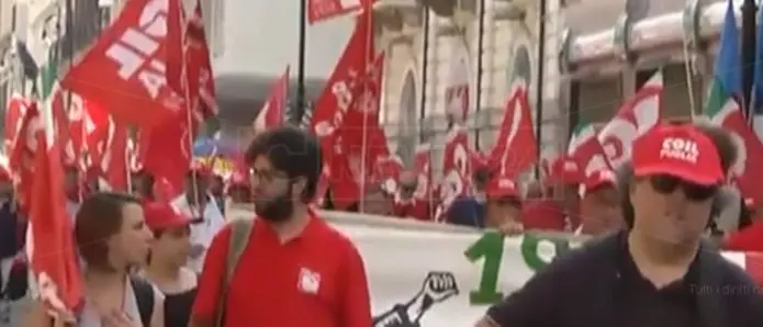 “Ripartiamo dal Sud per unire il Paese”. A Reggio Calabria il corteo di Cgil, Cisl e Uil