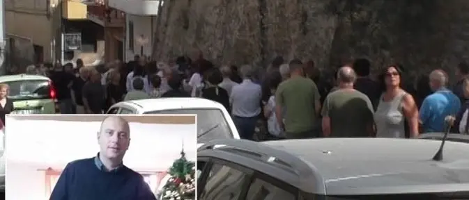 Gioia Tauro si stringe al dolore della famiglia dell'operaio morto al porto