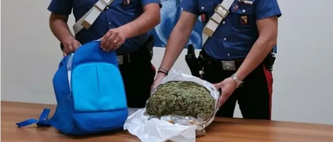 Crotone, con un chilo e mezzo di marijuana nello zaino: arrestato