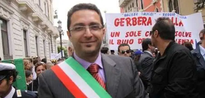 Il sindaco di Polistena “vende” il suo libro alla coop di parenti, consiglieri e assessori