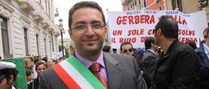 Il sindaco di Polistena “vende” il suo libro alla coop di parenti, consiglieri e assessori