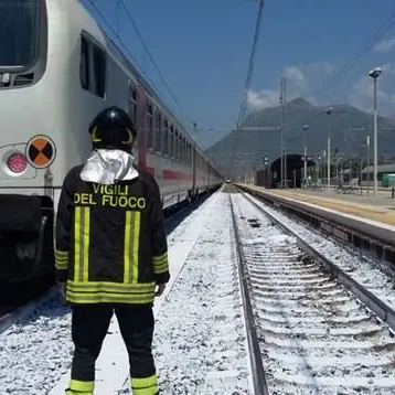 Tragedia sui binari, treno travolge una persona a Praia a Mare