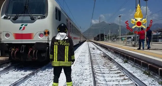 Tragedia sui binari, treno travolge una persona a Praia a Mare