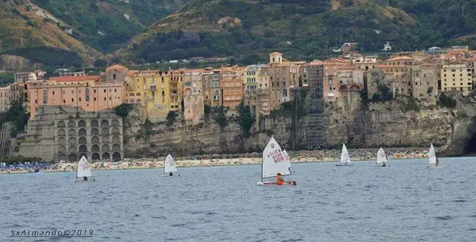 Le regate dei più giovani danno spettacolo nel mare di Tropea