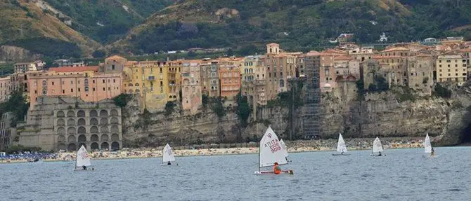 Le regate dei più giovani danno spettacolo nel mare di Tropea