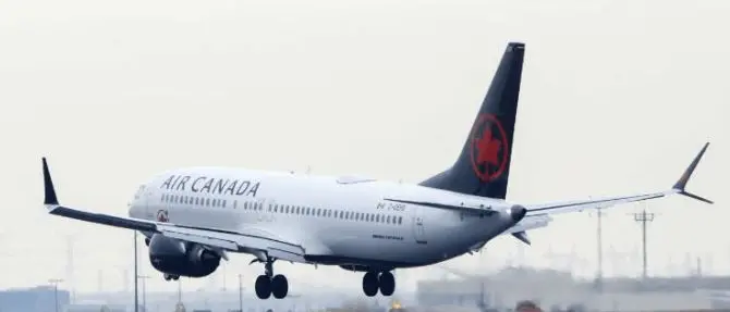 Si addormenta durante il volo e si sveglia al buio nell'aereo deserto