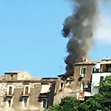 Incendio in un’abitazione nel centro storico di Rossano, famiglie allontanate