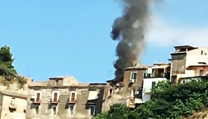 Incendio in un’abitazione nel centro storico di Rossano, famiglie allontanate