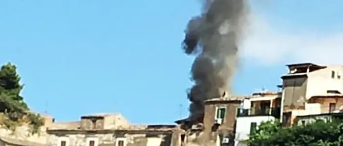 Incendio in un’abitazione nel centro storico di Rossano, famiglie allontanate