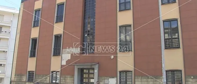Cosenza, l'Ufficio scolastico provinciale nel caos: personale ridotto all'osso