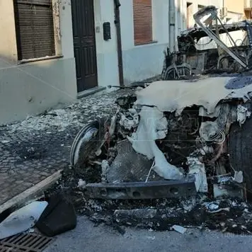 Incendio distrugge l'auto di un medico di Gioia Tauro