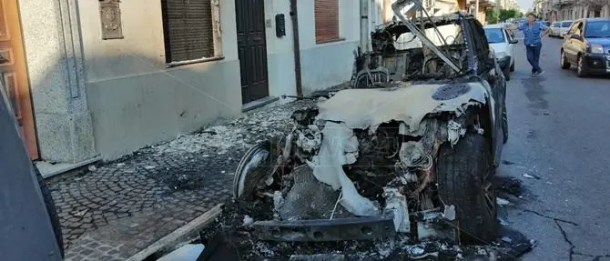 Incendio distrugge l'auto di un medico di Gioia Tauro