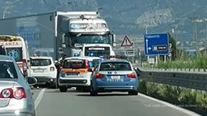 Tir invade la corsia opposta e travolge un'auto. Paura per una donna incinta