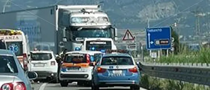 Tir invade la corsia opposta e travolge un'auto. Paura per una donna incinta