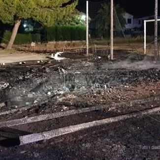 In fiamme attrezzature di un villaggio turistico a Simeri mare