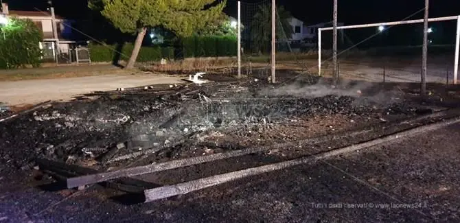 In fiamme attrezzature di un villaggio turistico a Simeri mare