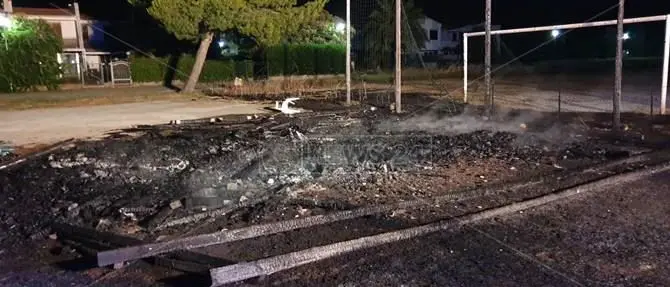 In fiamme attrezzature di un villaggio turistico a Simeri mare