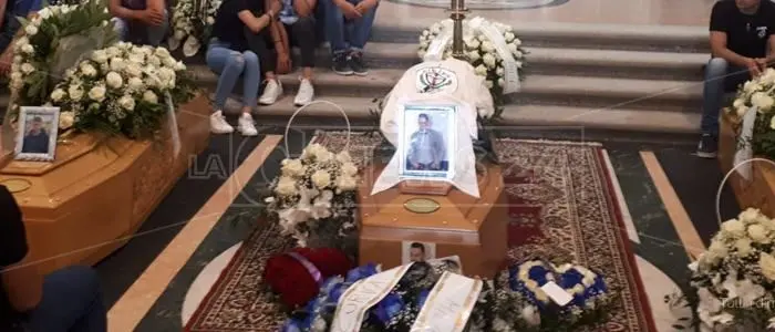 L’ultimo saluto, a Soriano i funerali dei tre giovani morti sulla Trasversale delle Serre