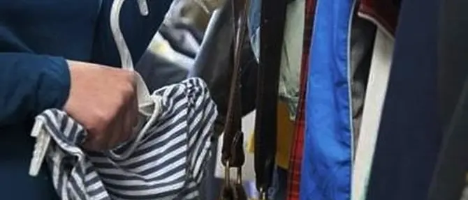 Rubavano vestiti nel centro commerciale, due donne arrestate