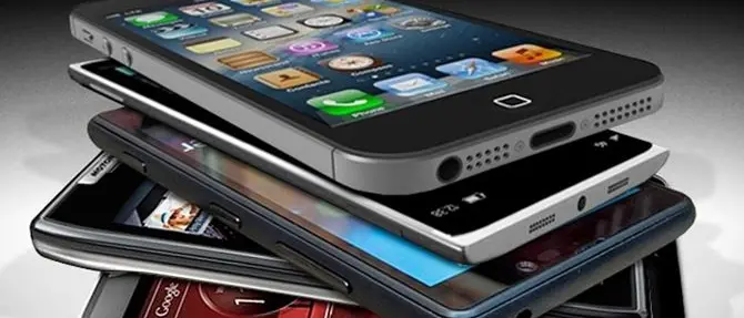 Cosenza, rubano smartphone esposti in un negozio