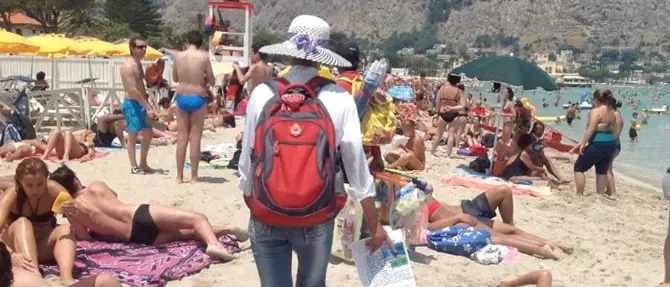 Tropea, pugno di ferro contro venditori e massaggiatori ambulanti