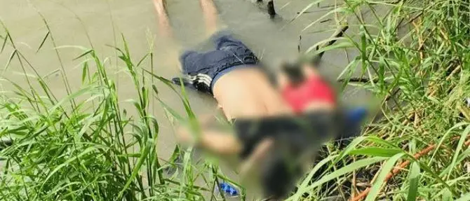 Annegati mentre cercano di superare il confine, la foto che strazia l’America