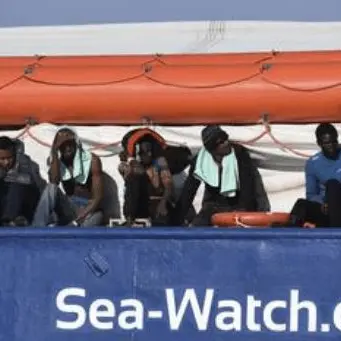 Migranti, la Sea Watch 3 forza il blocco della guardia di finanza