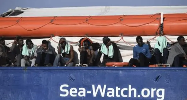 Migranti, la Sea Watch 3 forza il blocco della guardia di finanza