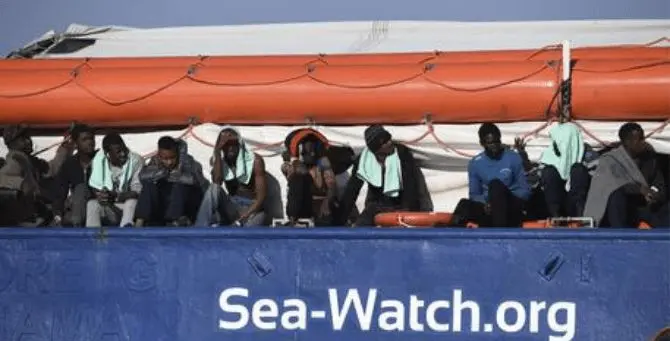 Migranti, la Sea Watch 3 forza il blocco della guardia di finanza