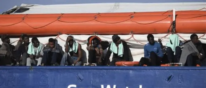 Migranti, la Sea Watch 3 forza il blocco della guardia di finanza